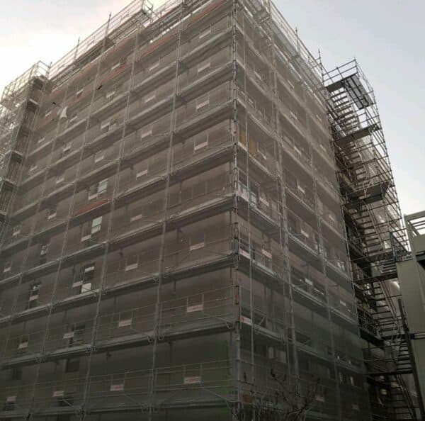 Chantier d'échafaudage professionnel Face à Face